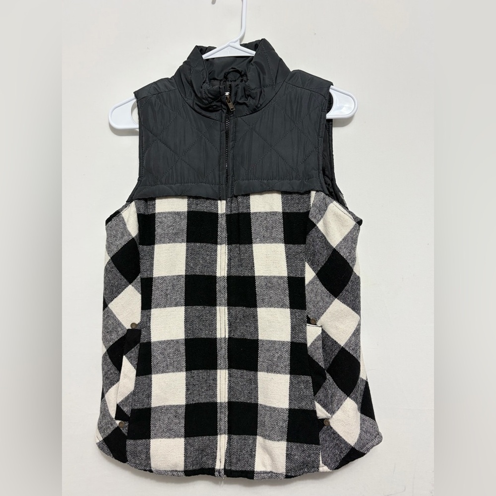 Maurices women’s Size S Black White Buffalo Plaid Quilted Vest(A362)✨